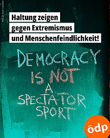 Schrift auf einer Tafel: Demokratie ist kein Zuschauer-Sport