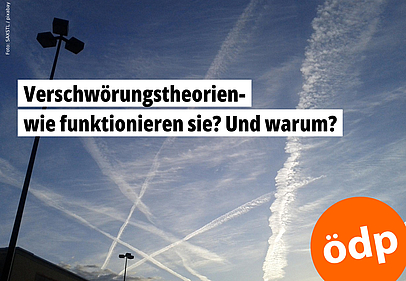 Flugzeuge haben Kondensstreifen am Himmel in Form eines Judensterns hinterlassen