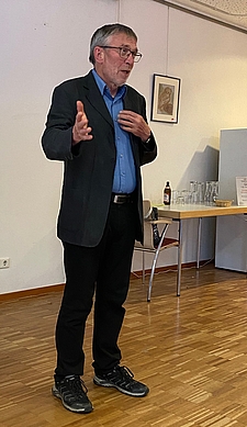 Bernhard Suttner beim Vortrag