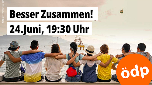 Eine Gruppe Menschen sitzt mit dem Rücken zum Betrachter. Sie haben sich die Arme gegenseitig auf die Schultern gelegt.