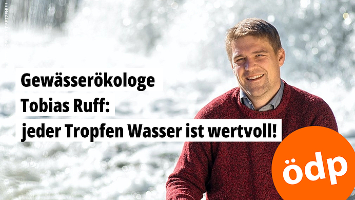 Der Gewässerökologe Tobias Ruff an einem Fluss