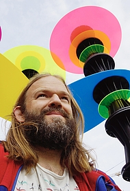 Der Künstler Matthias Wurm vor einem seiner Werke