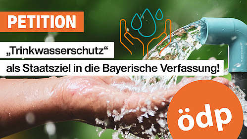 Aus einem Wasserrohr sprudelt klares Wasser auf eine Hand