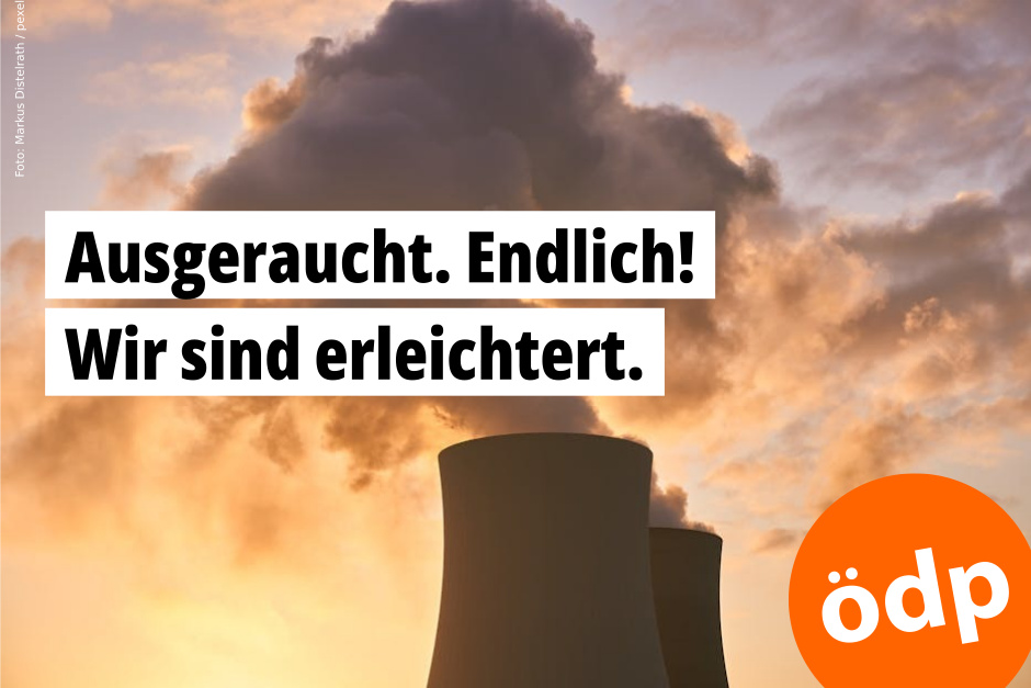 Wasserdampfwolke über einem Atommeiler